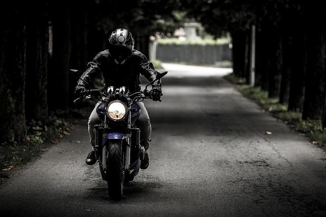 Kvalitní oblečení na motorku? I pro batůžek!
